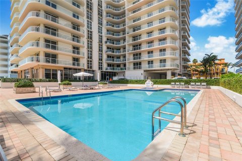 Copropriété à louer à Surfside, Floride: 1 chambre, 106.84 m2 № 1370735 - photo 2