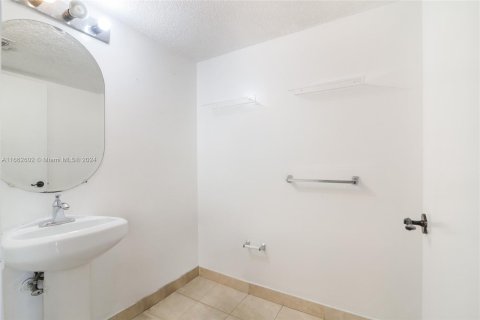 Copropriété à louer à Surfside, Floride: 1 chambre, 106.84 m2 № 1370735 - photo 11