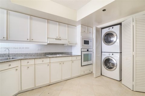 Copropriété à louer à Surfside, Floride: 1 chambre, 106.84 m2 № 1370735 - photo 9