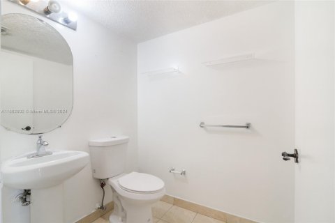 Copropriété à louer à Surfside, Floride: 1 chambre, 106.84 m2 № 1370735 - photo 12