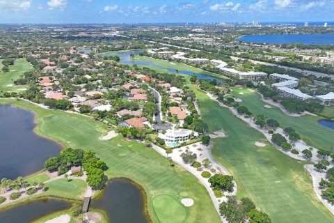 House in West Palm Beach, Florida 4 bedrooms, 398.36 sq.m. № 1146207 - photo 19