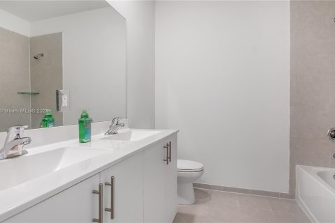 Adosado en venta en Miami, Florida, 3 dormitorios, 170.2 m2 № 1330962 - foto 22