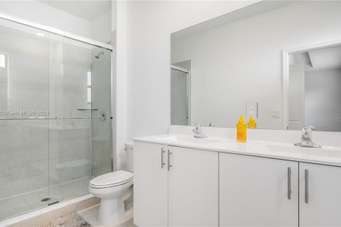 Townhouse in Miami, Florida 3 bedrooms, 170.2 sq.m. № 1330962 - photo 13