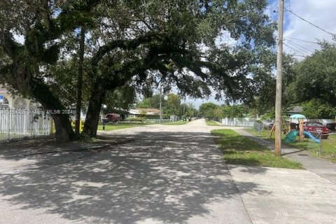 Commercial property in Miami, Florida 91.04 sq.m. № 1360197 - photo 4