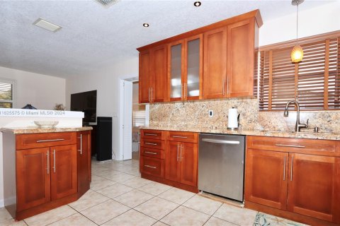 House in Miami, Florida 3 bedrooms, 153.29 sq.m. № 1272276 - photo 6