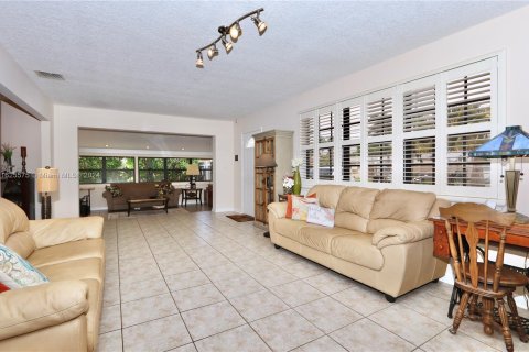 House in Miami, Florida 3 bedrooms, 153.29 sq.m. № 1272276 - photo 12