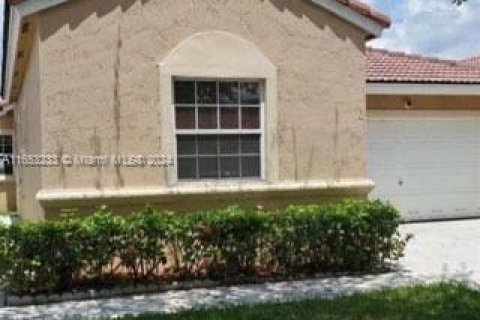 House in Miramar, Florida 3 bedrooms, 171.31 sq.m. № 1348068 - photo 8