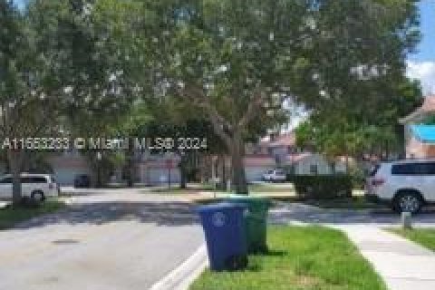 House in Miramar, Florida 3 bedrooms, 171.31 sq.m. № 1348068 - photo 14