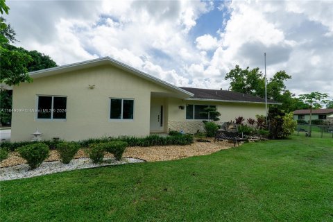 House in Southwest Ranches, Florida 4 bedrooms, 176.61 sq.m. № 1348069 - photo 3