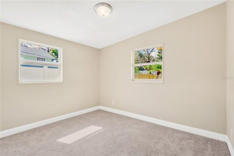 House in Saint Petersburg, Florida 4 bedrooms, 140.84 sq.m. № 1340666 - photo 26