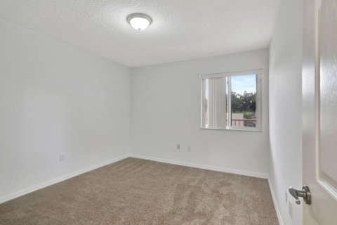 Condo in Tamarac, Florida, 2 bedrooms  № 1168746 - photo 6