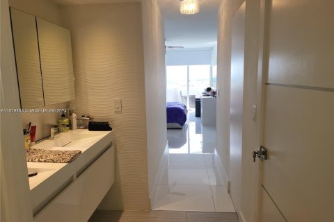 Condo in Miami Beach, Florida, 2 bedrooms  № 1153572 - photo 29