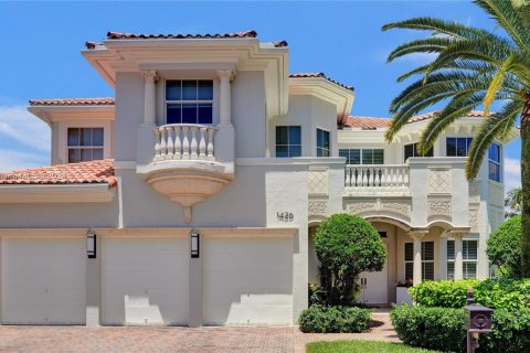 House in Hollywood, Florida 6 bedrooms, 459.49 sq.m. № 1153528 - photo 1