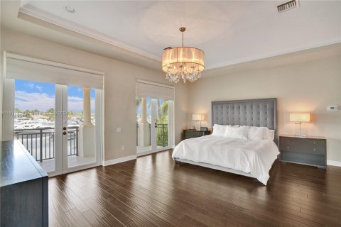House in Hollywood, Florida 6 bedrooms, 459.49 sq.m. № 1153528 - photo 8