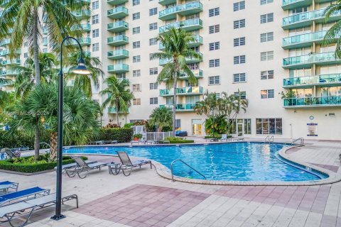 Condo in Sunny Isles Beach, Florida, 2 bedrooms  № 1153573 - photo 24