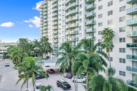 Condominio en venta en Sunny Isles Beach, Florida, 2 dormitorios, 141.68 m2 № 1153573 - foto 28