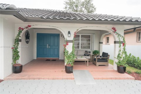 House in Miami, Florida 3 bedrooms, 155.05 sq.m. № 951814 - photo 4