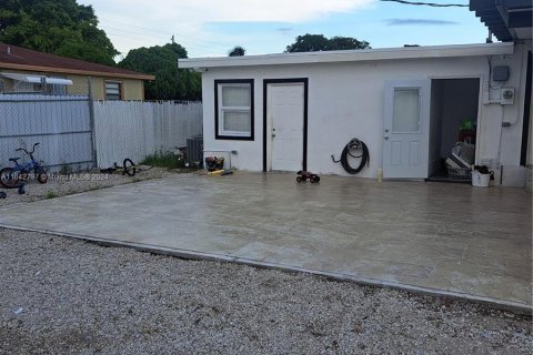 House in Hialeah, Florida 3 bedrooms, 124.21 sq.m. № 1321601 - photo 20