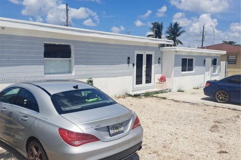 House in Hialeah, Florida 3 bedrooms, 124.21 sq.m. № 1321601 - photo 3