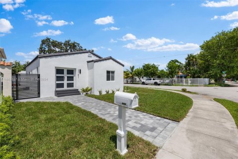 Casa en venta en Miami, Florida, 4 dormitorios, 165.09 m2 № 1348353 - foto 1