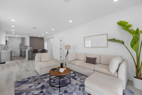 Casa en venta en Miami, Florida, 4 dormitorios, 165.09 m2 № 1348353 - foto 9