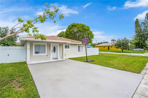 Villa ou maison à vendre à Opa-locka, Floride: 3 chambres, 122.26 m2 № 1333280 - photo 2