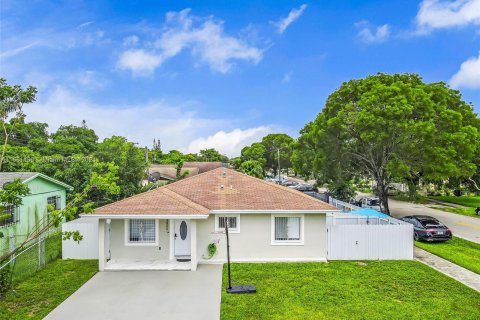 Villa ou maison à vendre à Opa-locka, Floride: 3 chambres, 122.26 m2 № 1333280 - photo 1