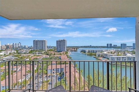 Condo in Aventura, Florida, 1 bedroom  № 1348352 - photo 1