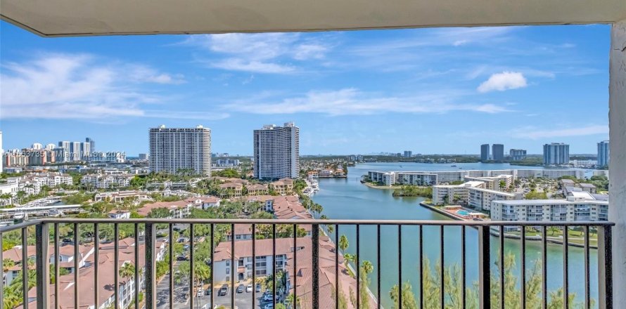 Condominio en Aventura, Florida, 1 dormitorio  № 1348352