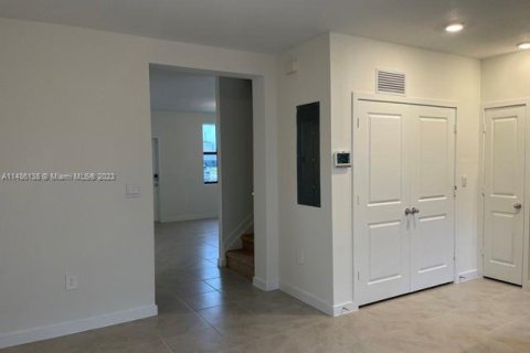 Townhouse in Florida City, Florida 3 bedrooms № 845828 - photo 6
