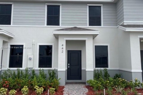 Townhouse in Florida City, Florida 3 bedrooms № 845828 - photo 1