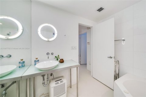 Condo in Miami Beach, Florida, 1 bedroom  № 1429716 - photo 19