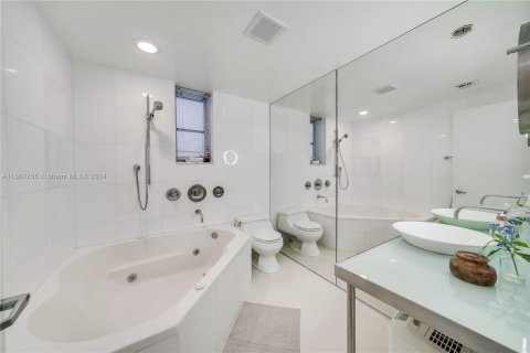 Condo in Miami Beach, Florida, 1 bedroom  № 1429716 - photo 18