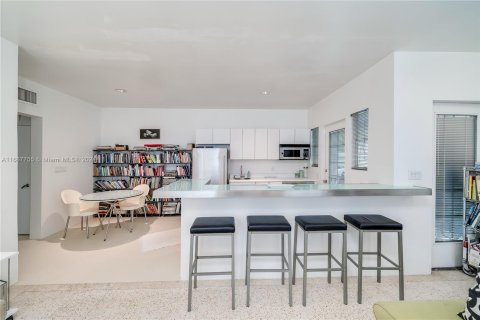 Condo in Miami Beach, Florida, 1 bedroom  № 1429716 - photo 10