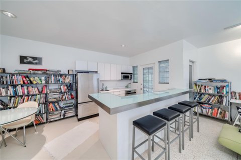 Condo in Miami Beach, Florida, 1 bedroom  № 1429716 - photo 11