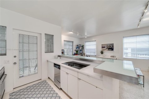 Condo in Miami Beach, Florida, 1 bedroom  № 1429716 - photo 14