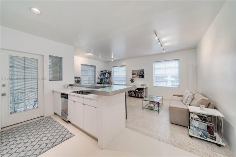 Condo in Miami Beach, Florida, 1 bedroom  № 1429716 - photo 2