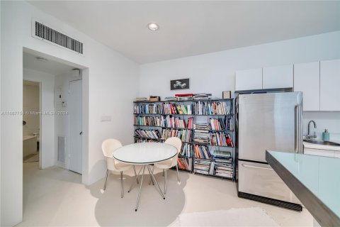 Condo in Miami Beach, Florida, 1 bedroom  № 1429716 - photo 12