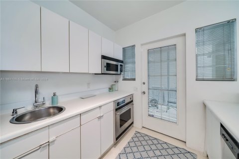 Condo in Miami Beach, Florida, 1 bedroom  № 1429716 - photo 17