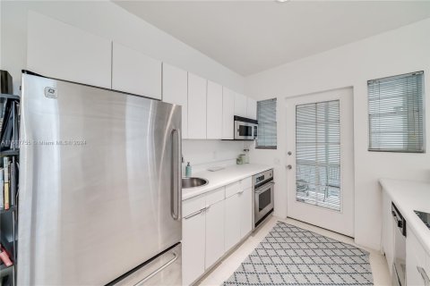 Condo in Miami Beach, Florida, 1 bedroom  № 1429716 - photo 15