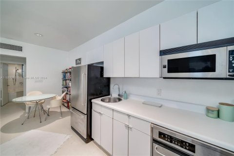 Condo in Miami Beach, Florida, 1 bedroom  № 1429716 - photo 16