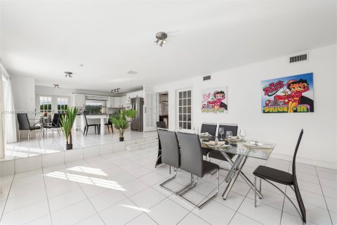Villa ou maison à vendre à North Miami Beach, Floride: 6 chambres, 348.57 m2 № 858515 - photo 15