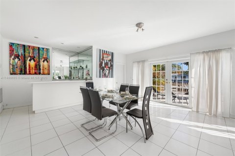 Villa ou maison à vendre à North Miami Beach, Floride: 6 chambres, 348.57 m2 № 858515 - photo 13