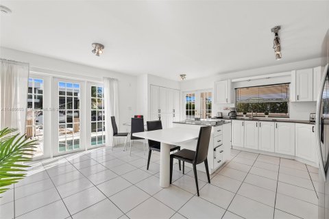 Villa ou maison à vendre à North Miami Beach, Floride: 6 chambres, 348.57 m2 № 858515 - photo 1