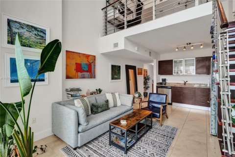 Condo in Miami, Florida, 1 bedroom  № 1270282 - photo 1