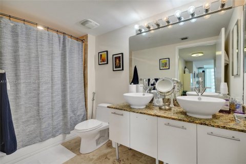 Condo in Miami, Florida, 1 bedroom  № 1270282 - photo 13