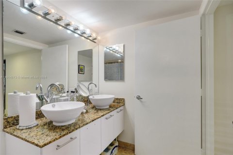 Condo in Miami, Florida, 1 bedroom  № 1270282 - photo 14