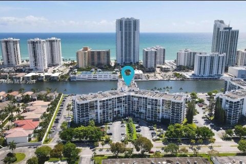 Condo in Hallandale Beach, Florida, 1 bedroom  № 1394320 - photo 2