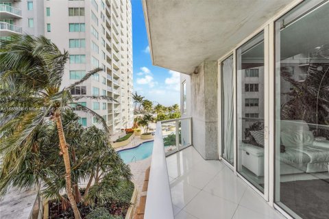 Condo in Miami, Florida, 2 bedrooms  № 1394321 - photo 17