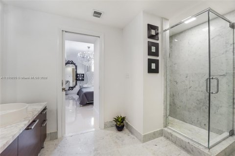 Condo in Miami, Florida, 2 bedrooms  № 1394321 - photo 12